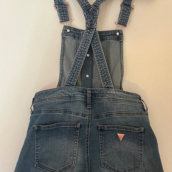 Guess  NWOT Women’s short jean overalls size 27 - Picture 3 of 6